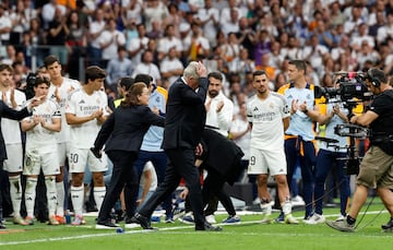 Emocionante despedida de la afición en el Bernabéu a Carlo Ancelotti. 