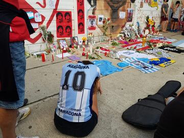 Aficionados se reúnen a las puertas del estadio Diego Armando Maradona, en el barrio de La Paternal.