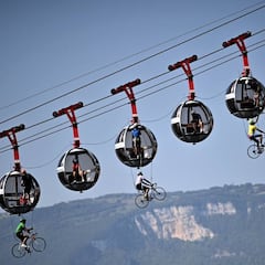 Ciclistas voladores para celebrar el paso del Tour