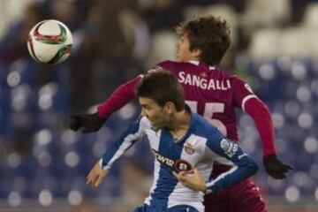 El defensa del RCD Espanyol Víctor Álvarez (i) pelea un balón con Marco Sengalli, del Alavés, durante el partido de vuelta de dieciseisavos de final de la Copa del Rey de fútbol que se disputa esta noche en el estadio Cornellá-El Prat, en Barcelona. 