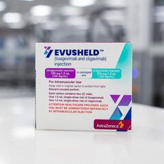 Sanidad aprueba el fármaco Evusheld de AstraZeneca contra la COVID-19: ¿a quiénes se les administrará?