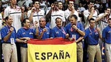 <b>LÍDERES.</B> La selección encabezada por Gasol fue bronce en Turquía 01.