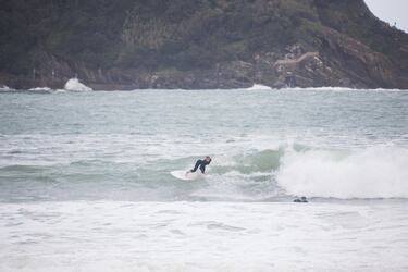 Está estudiando 2º del bachillerato biosanitario y lo combina con su faceta de surfista y la de jugadora de balonmano. 