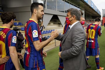 Sergio Busquets y Joan Laporta. 
