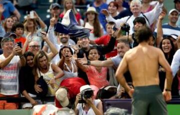 Rafa Nadal lanza su toalla a los aficionados al término de su partido contra el uzbeko Denis Istomin durante el Masters 1.000 de Miami.