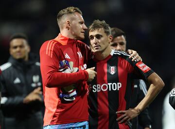 Bernd Leno y Timothy Castagne, jugadores del Fulham, tras la eliminación en Carabao Cup ante el Preston North End.