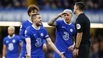 Los jugadores del Chelsea protestan una acción al árbitro del partido.