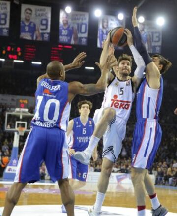Rudy Fernández entre Dontaye Draper y Dario Saric.