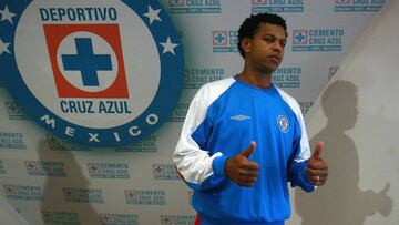 El defensa brasileño jugó en el Torneo Bicentenario 2010 con el conjunto cementero, aunque no gozó de mucha fortuna en su paso por México.