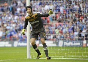 Peter Cech pasó del Chelsea a Arsenal por 14 millones de euros. 