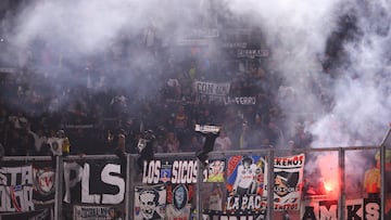 AME844. BUENOS AIRES (ARGENTINA), 19/05/2022.- Aficionados de Colo Colo apoyan a su equipo ante River hoy, en un partido de la Copa Sudamericana entre River Plate y Colo Colo en el estadio Monumental en Buenos Aires (Argentina). EFE/Juan Ignacio Roncoroni
