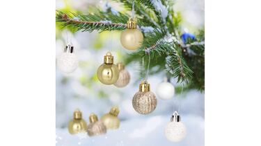 Decora tu rbol de Navidad con este pack de 30 piezas de adornos que incluye bolas y una estrella