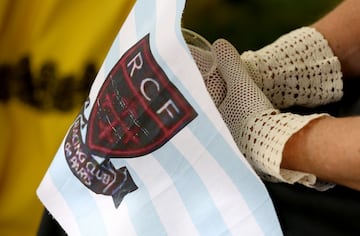 Actores con trajes de época durante el  partido de conmemoración de la unión de rugby entre los equipos Stade Francais y Racing Club de France en el estadio Christophe Dominici en París, mientras recrean la primera final de 1892. - El primer título de Los campeones de la unión francesa de rugby se otorgó en 1892 y fue arbitrado por Baron de Coubertin, el equipo ganador recibe el Bouclier de Brennus, el famoso trofeo otorgado desde ese año.