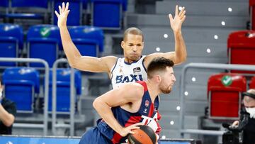 GRAFCAV398. VITORIA, 28/10/2020.- El alero estadounidense del Baskonia Alec Peters (delante), y el pívot dominicano del Manresa Eulis Báez, en un momento del partido correspondiente a la octava jornada de la Liga Endesa de baloncesto disputado este miércoles en la cancha del pabellón Fernando Buesa de Vitoria. EFE/David Aguilar.