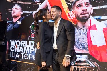 Ilia Topuria muestra el cinturón de campeón de la UFC en la rueda de prensa en el Hotel Rosewood Villa Magna.