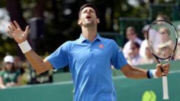 Novak Djokovic se lamenta tras un fall&oacute;. 