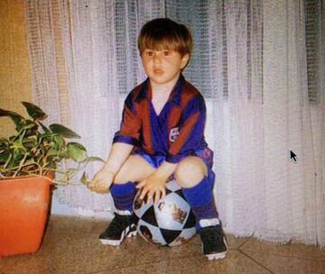 De pequeño simpatizaba con el Barcelona y esta foto la compartió el propio jugador en su cuenta de Twitter. Alguna vez contó que festejó con todo la histórica remontada del Barcelona ante el PSG en Champions League