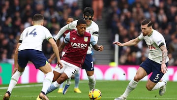 Leon Bailey (centro) enfrentando a jugadores del Tottenham Hotspur.