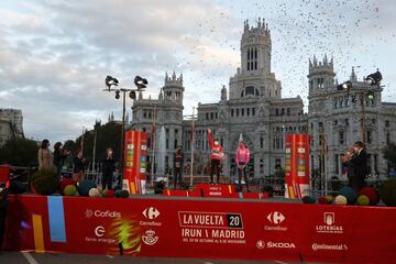 El Tour de Francia se aplazó y, por consiguiente, la ronda española se pospuso a otoño. Y fue todo un éxito en una atípica temporada azotada por la pandemia, con la amenaza de contagio o de suspensión siempre sobre sus cabezas. El Tour llegó a París con un puñado de positivos por el camino, el Giro se salvó agonizante en Milán con el virus ya metido en el pelotón, y la Vuelta se ha plantado impoluta en la capital, en plena segunda ola, tras surcar tierra confinada. Ha sido el triunfo del ciclismo ante una situación que mantiene el vilo al planeta. La Vuelta de la pandemia coronó al mismo vencedor del año pasado, Primoz Roglic. Segundo fue Carapaz que, junto a Roglic, subieron al podio con el debutante Hugh Carthy, que se ha erigido como la revelación de la Vuelta, con esta tercera plaza, a sólo 47 segundos del rojo, que finalmente han sido 1:15 por un despiste en Madrid, y con su prestigiosa victoria en el Angliru. El primer español fue Enric Mas, quinto, igual que en el Tour.

