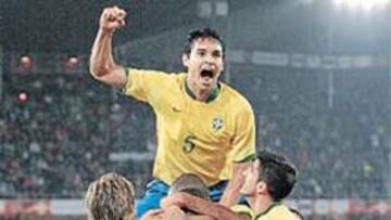 <b>PIÑA. </b>Robinho (11) y Sobis (9), de espaldas, felicitan a Luisao.