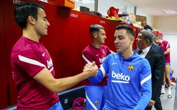 Xavi saluda a Eric García.