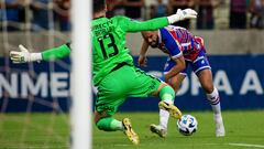 San Lorenzo's goalkeeper Augusto Batalla (L) and Fortaleza's midfielder Ze Welison vie for the ball during the Copa Sudamericana group stage second leg football match between Brazil's Fortaleza and Argentina's San Lorenzo, at the Arena Castelao stadium in Fortaleza, Brazil, on May 24, 2023. (Photo by Thiago Gadelha / AFP)