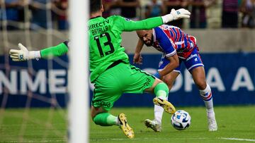 San Lorenzo's goalkeeper Augusto Batalla (L) and Fortaleza's midfielder Ze Welison vie for the ball during the Copa Sudamericana group stage second leg football match between Brazil's Fortaleza and Argentina's San Lorenzo, at the Arena Castelao stadium in Fortaleza, Brazil, on May 24, 2023. (Photo by Thiago Gadelha / AFP)