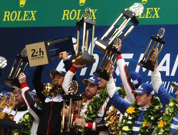 Los pilotos de Toyota Gazoo Racing TS050 Hybrid, Sebastien Buemi, Fernando Alonso y Kazuki Nakajima celebran la victoria.