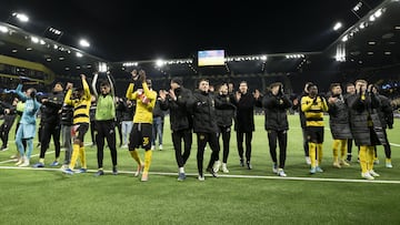 Bern (Switzerland Schweiz Suisse), 28/11/2023.- YB's players celebrate after winning 2-0 after the UEFA Champions League group G soccer match between Switzerland's BSC Young Boys and Serbia's FK Red Star Belgrade, in Bern, Switzerland, 28 November 2023. (Liga de Campeones, Suiza, Belgrado) EFE/EPA/ANTHONY ANEX
