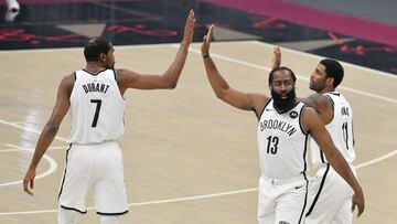 James Harden, Kevin Durant y Kyrie Irving, durante un partido de la NBA de Brooklyn Nets