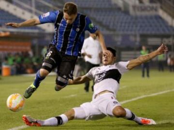 Claudio Sepulveda intenta pasar ante Iván Torres de Olimpia.