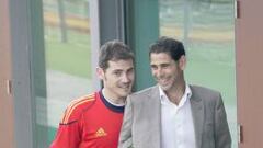 Casillas conversa con Hierro cuando en una imagen de archivo en la Ciudad del F&uacute;tbol de Las Rozas.