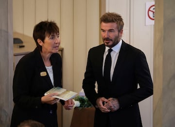 El exfutbolista inglés David Beckham llega al funeral en la iglesia de Fryksande. 

 
