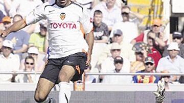 <b>ALTERNATIVA. </b>El valencianista Regueiro, refuerzo a la vista.