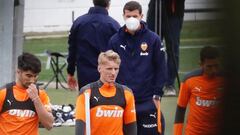 Javi Gracia, observando en un entrenamiento a Carlos Soler, Wass y Oliva.