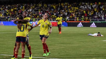 Colombia's Leicy Santos (C) celebrates with teammates after scoring against Paraguay during their women's friendly football match at the Pascual Guerrero Stadium in Cali, Colombia, on October 11, 2022. (Photo by JOAQUIN SARMIENTO / AFP)