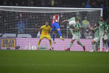 El jugador del Betis, Pezzella, marca en el 62' en propia puerta el 2-0 para los rojiblancos.