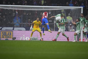 El jugador del Betis, Pezzella, marca en el 62' en propia puerta el 2-0 para los rojiblancos. 