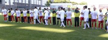 Saludo entre los equipos.