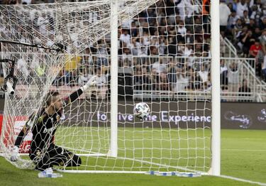 El Real Madrid venció al Valencia 1-3 en las semifinales de la Supercopa de España en Arabia con un gran partido de Isco, en el que el malagueño marcó un gol. Zidane sorprendió con una alineación en la que juntó a cinco centrocampistas (Casemiro, Modric, Kroos, Valverde y el ya mencionado Isco) y el experimento funcionó a la perfección. Fue un gran partido colectivo de los blancos. Kroos, por su parte. sorprendió con un tanto olímpico: es decir, de saque directo desde el córner, algo muy raro de ver hoy día...