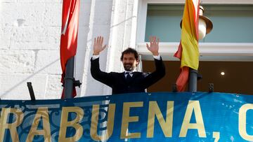 Sergio Llull en el balcón de la Comunidad de Madrid.