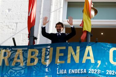 Sergio Llull en el balcón de la Comunidad de Madrid.