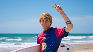 Nico Pardo, surfista, con la camiseta del Barça el día de El Clásico 2025