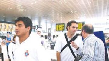 <b>DE VIAJE. </b>La expedición del Espanyol que tomará estos días Isla Mauricio salió a primera hora de la tarde de Barcelona, y pasó cinco horas en el aeropuerto de París. El ambiente fue puramente vacacional.