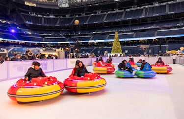 El estadio Santiago Bernabéu acoge la 'Mavidad Bernabeu'. Un envento para toda la familia en el que se puede disfrutar de un buen plan en estas fechas navideñas. En la imagen los 'Ice Bumpers' para deslizarse por el hielo y chocar entre sí.