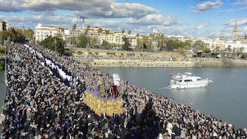 La Estrella, a su paso por el Puente de Triana.