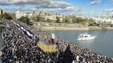 La Estrella, a su paso por el Puente de Triana. 