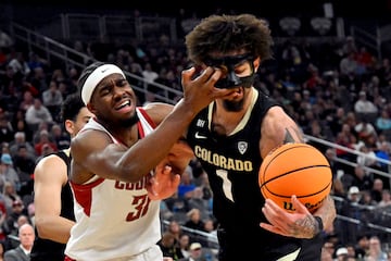 A dos d¨ªas del comienzo del March Madness, el torneo para decidir el mejor equipo universitario de EE UU, los jugadores empiezan a darlo todo. En la semifinal del PAC-12, la conferencia universitaria del Pac¨ªfico, Kymany Houinsou, de los Washington State Cougars, le mete los dedos en la boca y el ojo a J¡¯Vonne Hadley, de los Colorado Buffaloes.