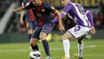El delantero del Barcelona Pedro Rodríguez lucha un balón con el centrocampista del Real Valladolid Omar Ramos.