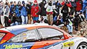 ENORME EXPECTACIÓN. Los entrenamientos del rally fueron seguidos por un buen número de aficionados a pie de carretera, como se comprueba en esta imagen de Carlos Sainz.